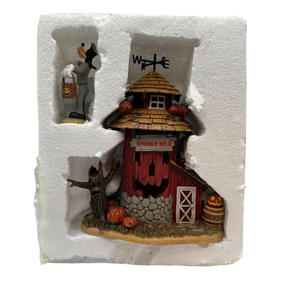 Hawthorne Village Disney Halloween Harvest Village Lighted Goofy's Spooky Silo - Picture 14 of 14